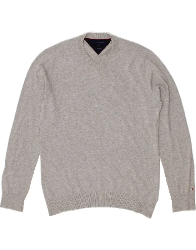 TOMMY HILFIGER Mens V-Neck Jumper Sweater Medium Grey Cotton Graphic Sweater Embroidered Appliqued TOMMY HILFIGER Mens V-Neck Jumper Sweater Medium Grey Cotton Graphic Sweater Embroidered Appliqued